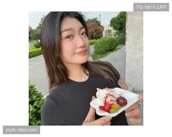 李梦训练完直接啃鸡腿，这自律和放纵切换得太丝滑了